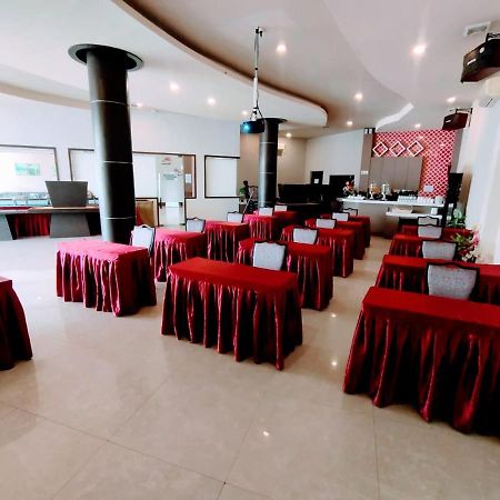 Os Hotel Tanjung Uncang Sagulung Luaran gambar