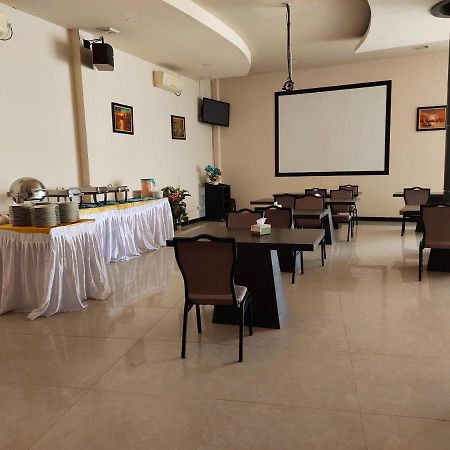 Os Hotel Tanjung Uncang Sagulung Luaran gambar