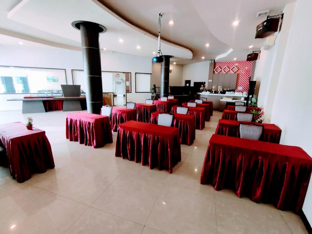 Os Hotel Tanjung Uncang Sagulung Luaran gambar