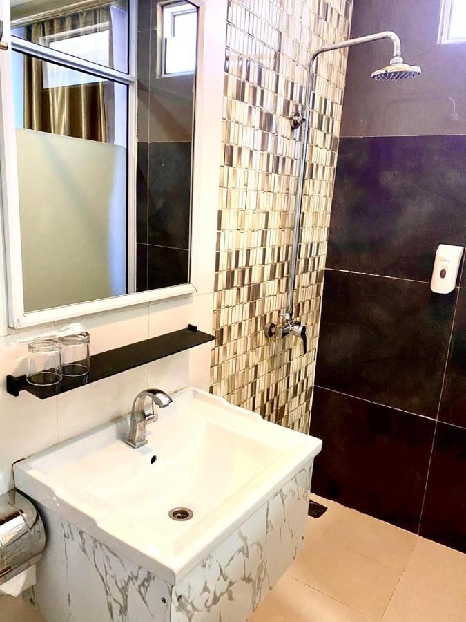 Os Hotel Tanjung Uncang Sagulung Luaran gambar